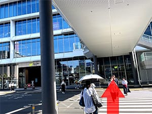 横断歩道を渡ります。【画像】