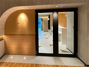 >エレベーターを降りて左手に進むと品川スキンクリニック 鹿児島院がございます。【画像】