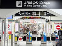JR三ノ宮駅西口改札を出ます。【画像】