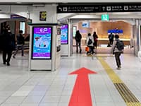 改札を出て左方向へ歩きます。【画像】