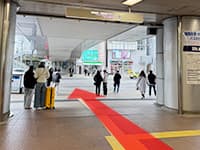 正面に見える横断歩道を渡ります。【画像】