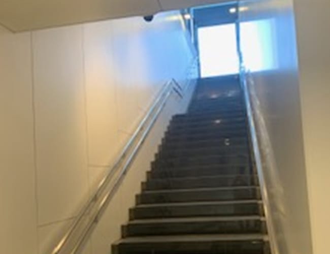 階段を上がり、地上へ出ます。【画像】