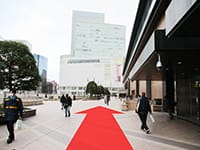 JR仙台駅西口「2F出口2-4（西口方面）」出入口よりペデストリアンデッキへ出て右手仙台パルコ方面へ進みます。【画像】