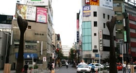 広場をさらに直進します。【画像】