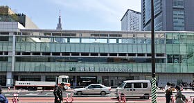 南口の改札を出ると目の前に甲州街道があります。【画像】