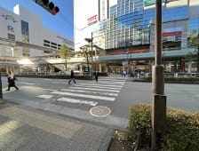 まっすぐ進むと横断歩道がありますので渡ります。【画像】