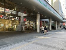 横断歩道を渡ったら右手に進みます。【画像】