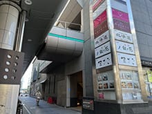 高島屋の横にあるシネマシティの13階が当院です。【画像】