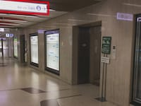 一つ目の角を左に曲がるとエレベーターホールが見えてくるので、「中層階用エレベーター」で6階まで上がってください。【画像】