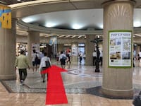 円形の広場に着きましたら、左前方にみえる「ジェラートショップ」の方向へ進みます。【画像】