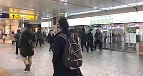 途中みどりの窓口がありますので、こちらを通過します。【画像】
