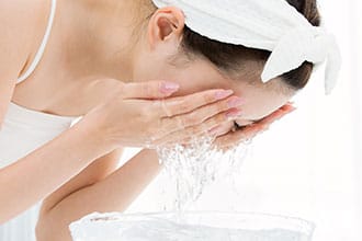 クレンジングで肌の汚れをしっかり落とす【画像】