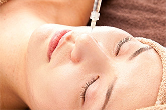 極細針でヒアルロン酸を少しずつ注入していきます