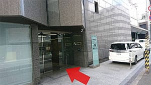 少し進むと左手側に「ゼント心斎橋」の入口がありますのでお入りください。【画像】